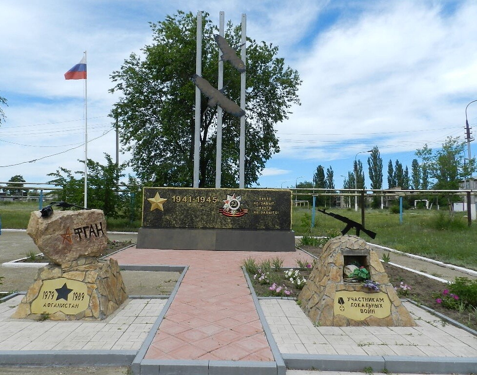 Поселок Колос основан в 1978 году. До 2004 года возглавляло Колосовский округ. С 2004 года входит в образованное Законом Саратовской области от 27 декабря 2004 года № 07-ЗСО муниципальное образование Зоркинское муниципальное образование..