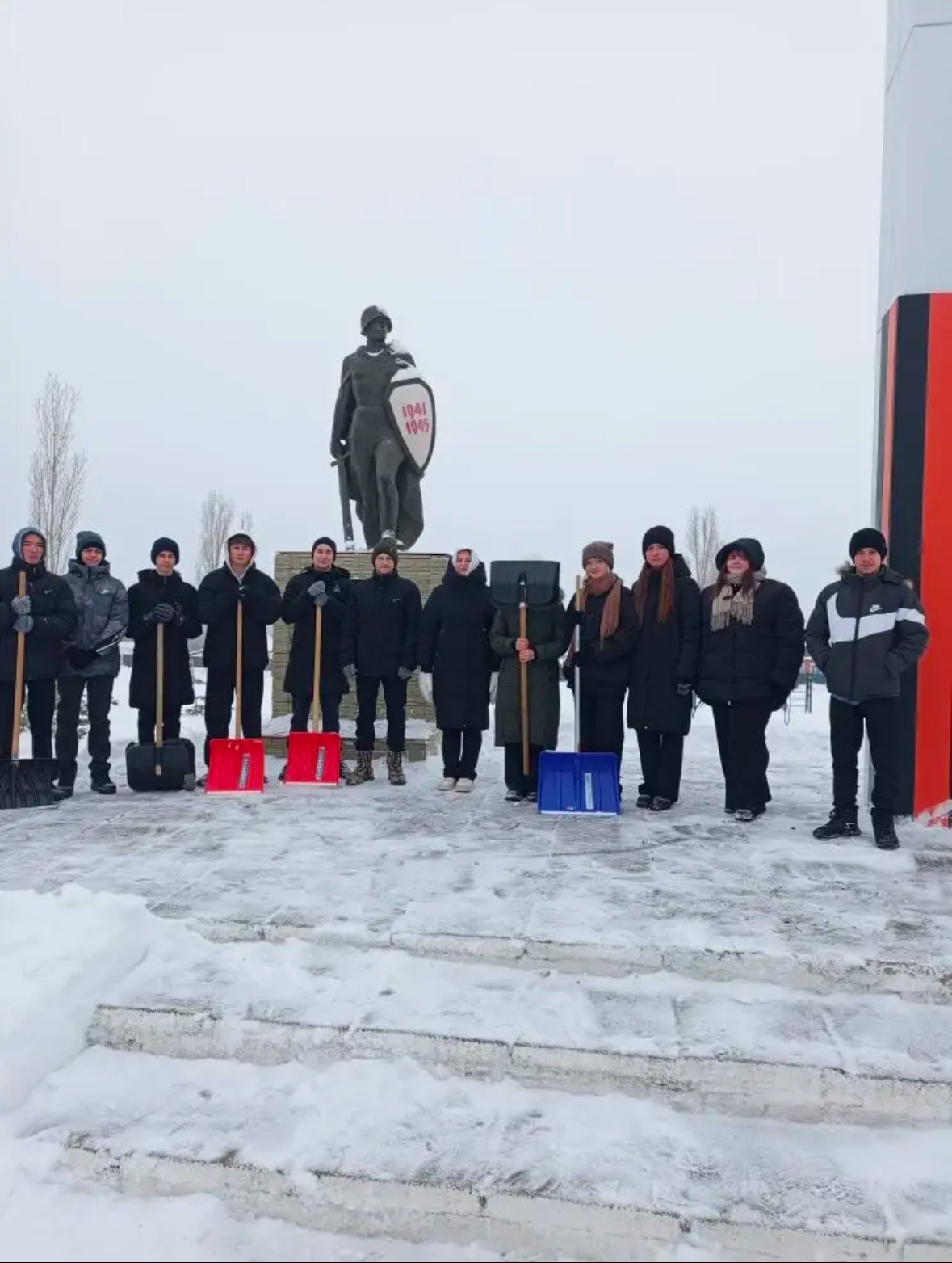 Обучающиеся школ с. Зоркино и с. Георгиевка приняли активное участие в акции по очистке от снега территорий памятников Великой Отечественной войны и обелиска  в селах Зоркино, Георгиевка и Васильевка.