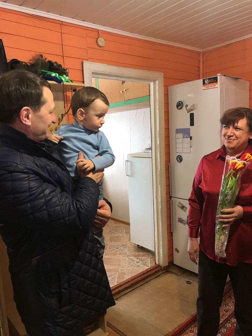 В Международный женский день глава района Дмитрий Романов посетил семьи, у которых родные находятся в зоне специальной военной операции и мужественно выполняют свой воинский долг.