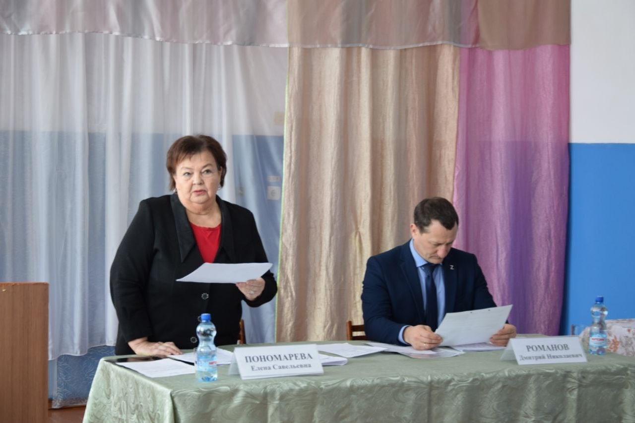 Встреча с жителями села Семеновки началась с отчета главы Зоркинского МО Елены Пономаревой о работе местной администрации, затем обсуждалось выполнение поручений, которые были даны на прошлой встрече - 30 октября 2022 года..