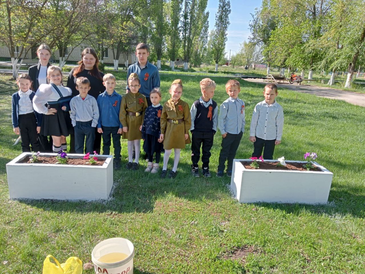 Учащиеся первого и одиннадцатого классов школы села Зоркино приняли активное участие в благоустройстве аллеи Героев..