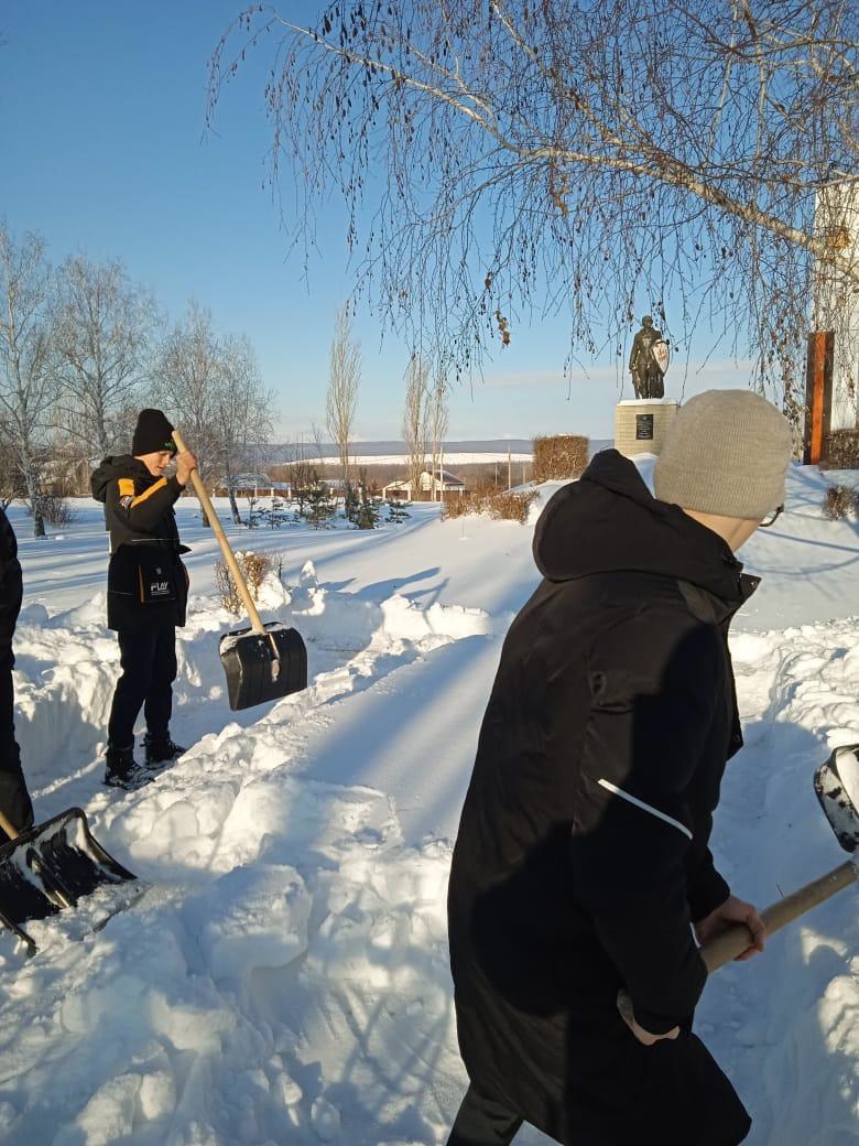 Обильные снегопады приносят много забот. И волонтёры школы с.Зоркино, учащиеся 8 класса, не остались без работы. Ребята приступили к расчистке от снега, территории у памятника Воину Освободителю.
