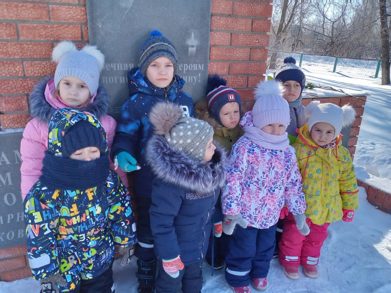 Сегодня ребята детского сада с.Ястребовка посетили памятник посвящённый воинам ВОВ. Возложили цветы ,ко дню защитника отечества и почтили память погибших солдат..