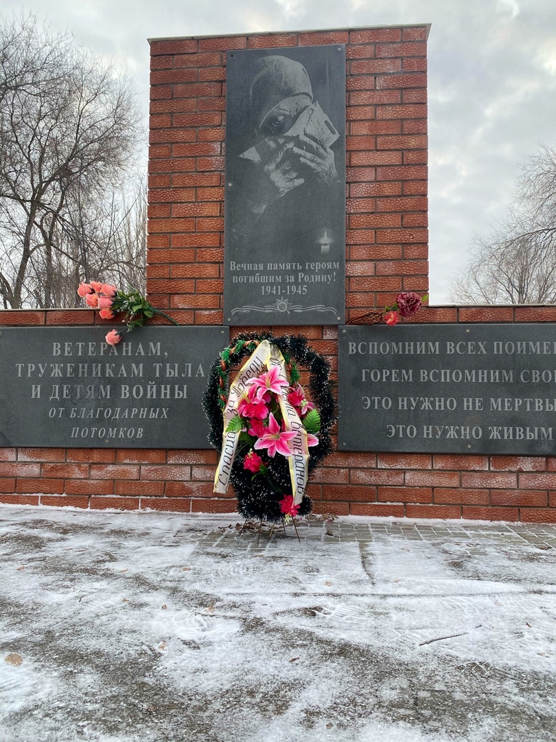 Возложение цветов к памятнику воинов, погибших в годы Великой отечественной войны МОУ-ООШ с.Ястребовка.