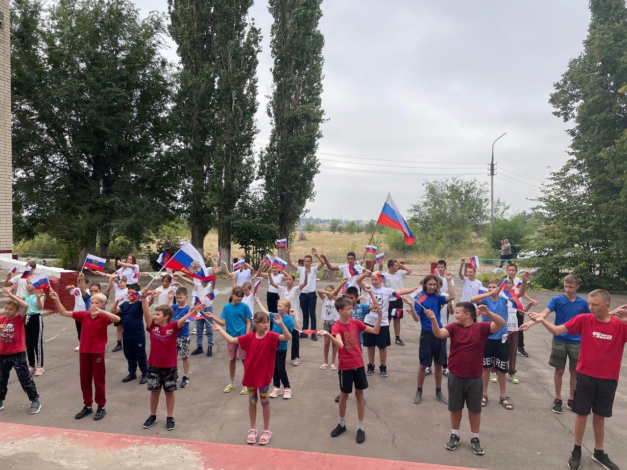 22 августа в школе п.Колос проведен флешмоб &quot;Триколор моей России - знак свободы и любви&quot;, посвященный Дню Государственного флага РФ.