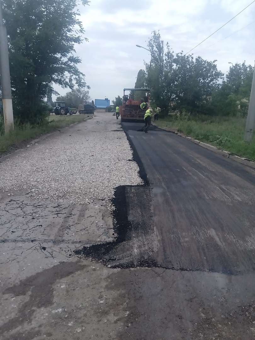 Продолжаются работы по ремонту дороги в п.Колос ул. Ленина.