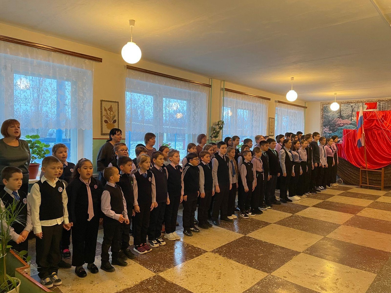 27 ноября новая учебная неделя в школе п.Колос  началась традиционно с выноса Государственного флага РФ и исполнения гимна РФ..