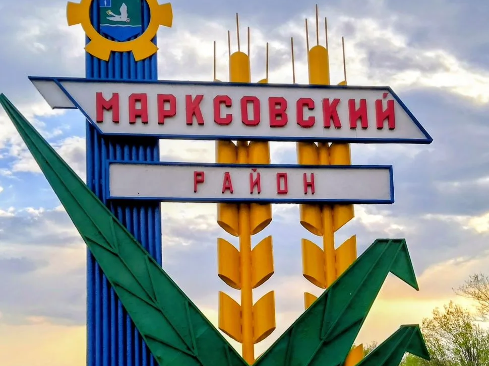 Косметический ремонт стелы Марксовского района на федеральной трассе.