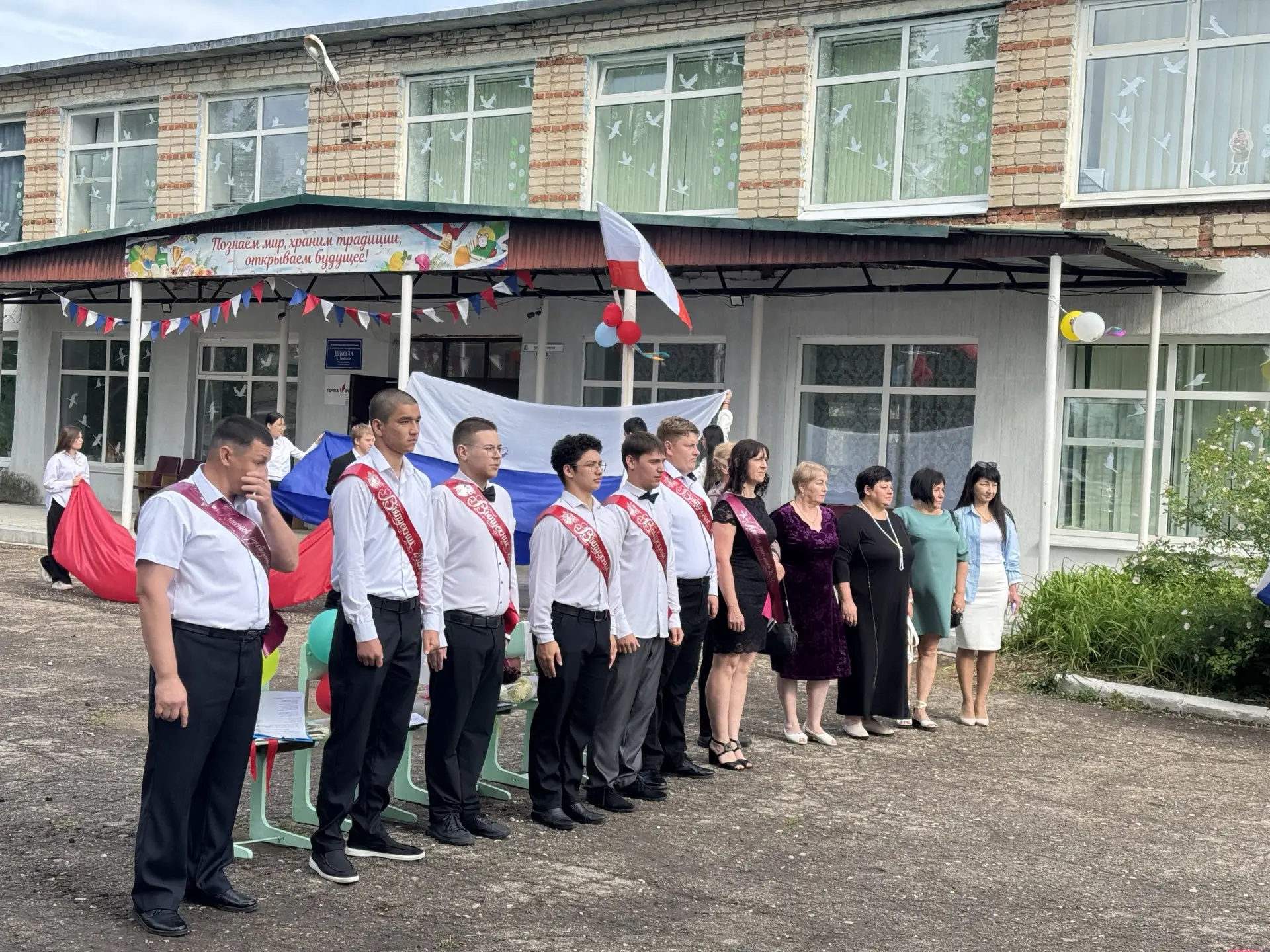 26 мая в школе села Зоркино и филиале в селе Георгиевка прошли торжественные линейки, посвящённые Последнему звонку.