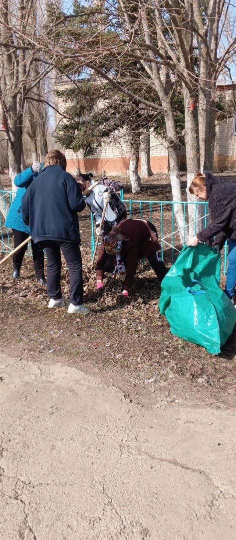 Сотрудники школы п.Колос начали работу по уборке территории от прошлогодней листвы и мусора..