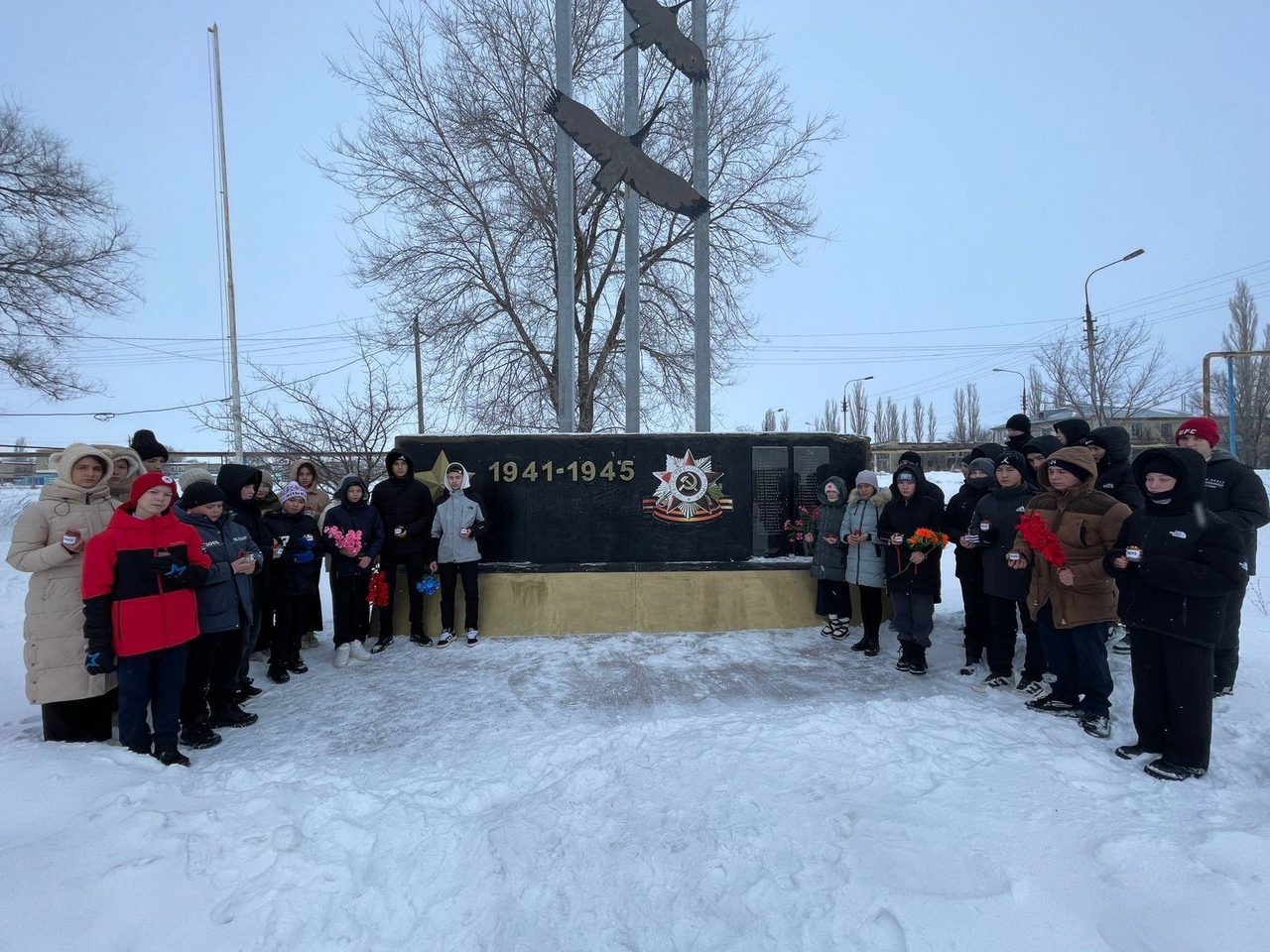 В рамках мероприятий, посвященных 80 летию снятия блокады Ленинграда, учащиеся 6-9 классов п.Колос - участники &quot;Движения Первых&quot; приняли участие в акции &quot;Свеча памяти&quot;..