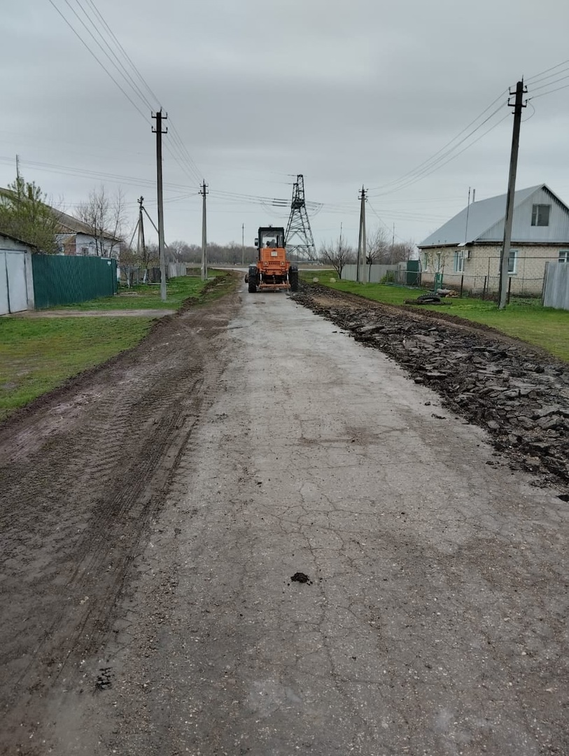 Приступил к ремонту дороги в Зоркинском МО с.Михайловка ул.Советская сплошным покрытием 1020 кв.м. ИП Григорян А.Ю..