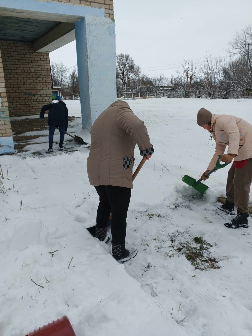 Дружным коллективом очистили центральный вход и запасные выходы от снега детсткий сад с.Зоркино..