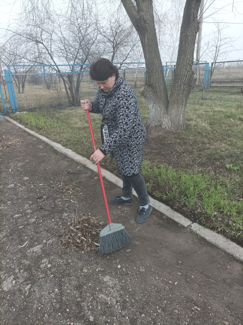 04.04.2023 г. В с. Семёновка прошёл субботник совместно со специалистом администрации, библиотекой,и школьным коллективом..