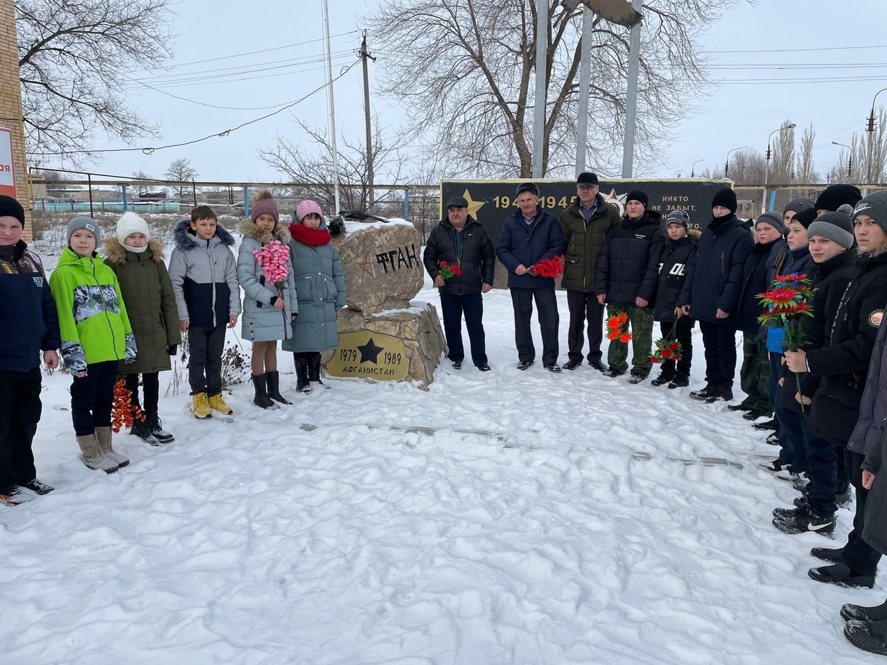 Накануне 34 - ой годовщины вывода советских войск из Афганистана учащиеся МОУ-СОШ п.Колос возложили цветы к памятнику погибшим в локальных войнах..