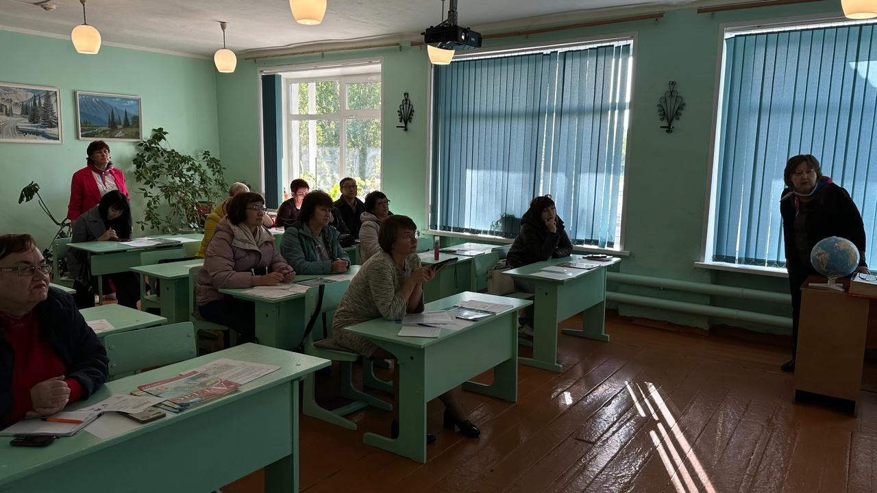 12 октября на базе МОУ-СОШ с.Зоркино прошел выездной семинар-практикум учителей географии..
