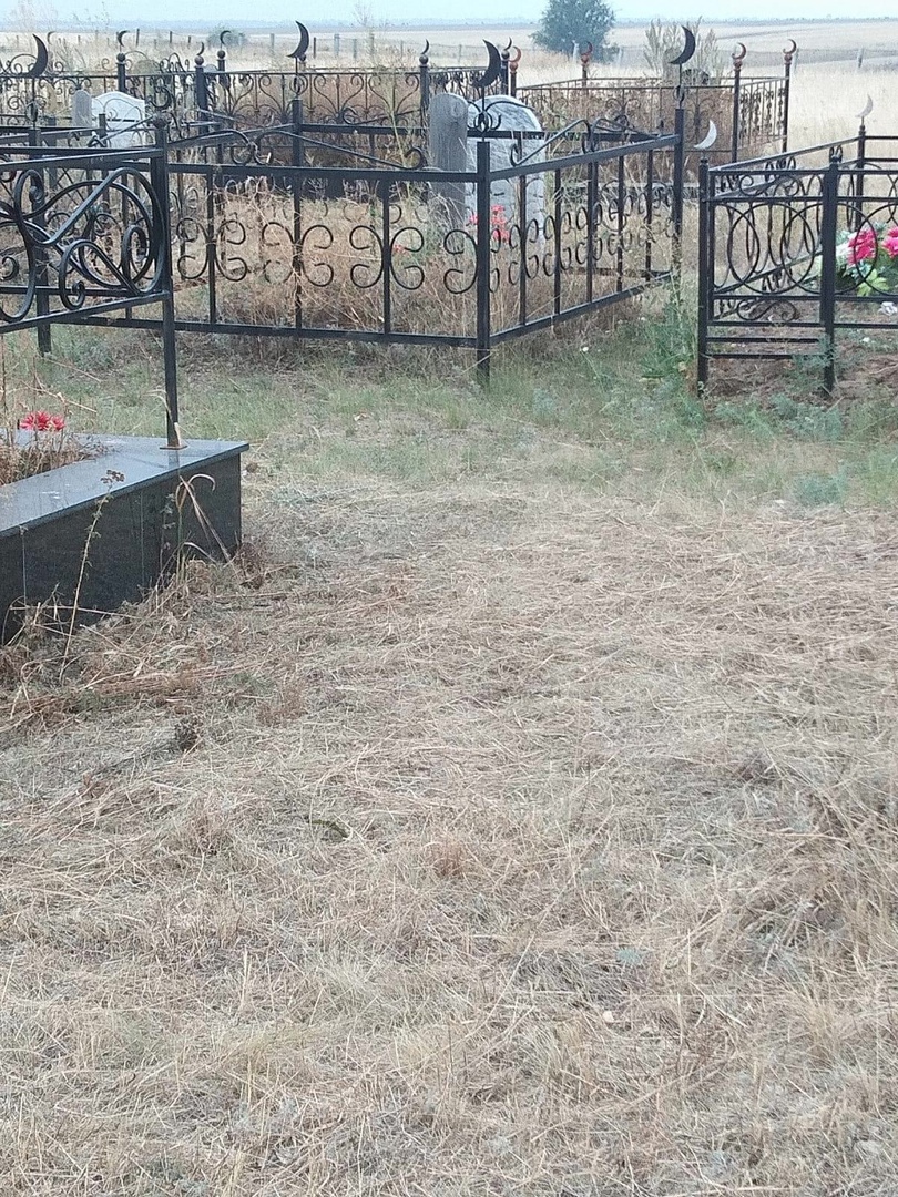 За счёт средств собранных родственниками захороненных на территории мусульманского кладбища с.Семеновка был произведен покос травы..