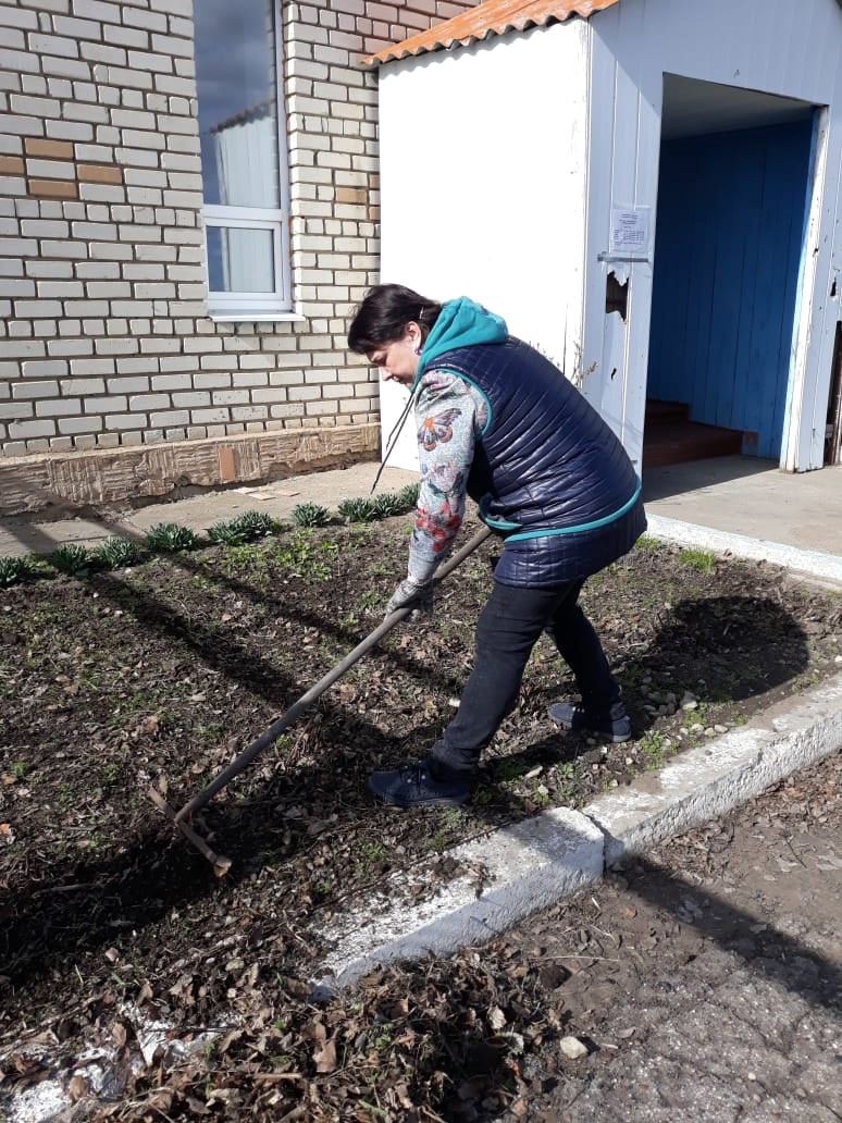 В с. Семёновка социальная сфера провела субботник.