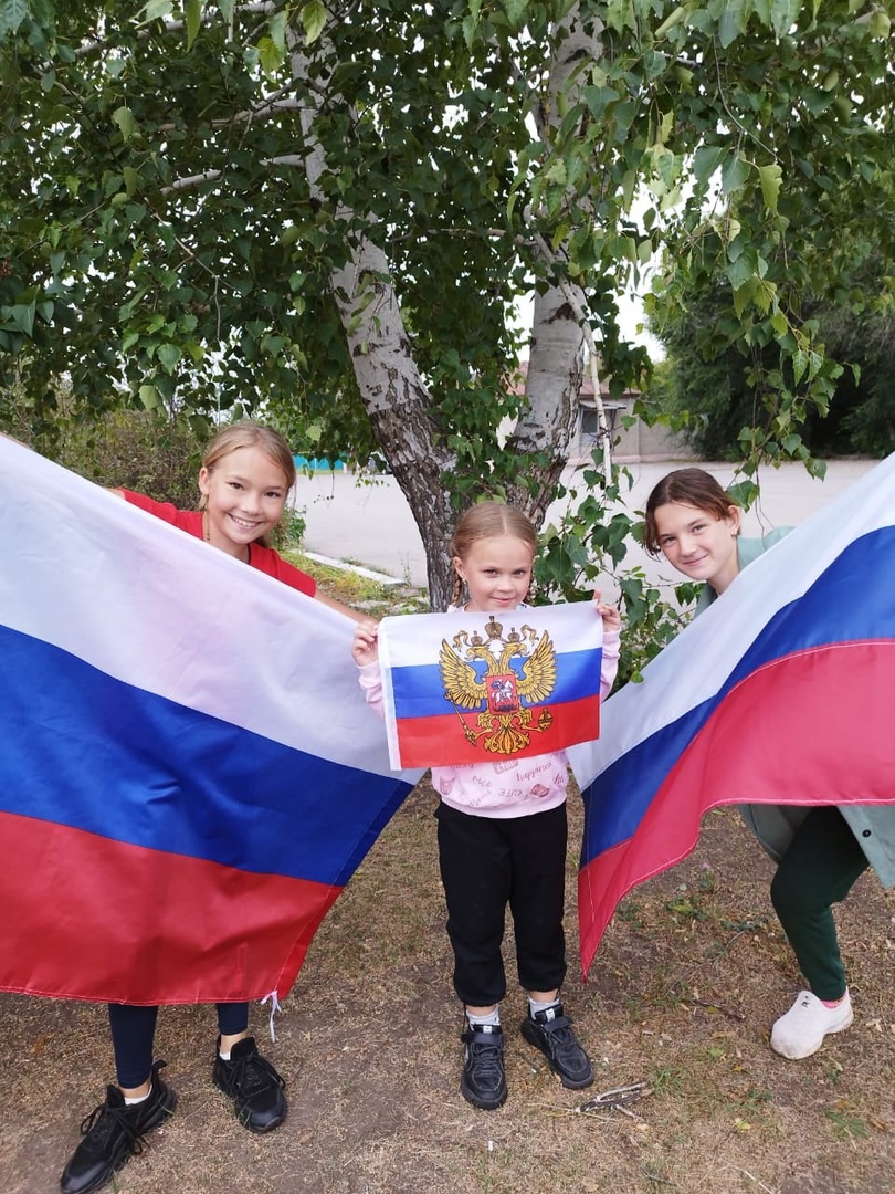 Флаг – один из главных символов государства, в котором закреплены самые значимые для нации принципы и моральные ценности: верность Родине и долгу, сила и стойкость, благородство и честь. Село Михайловка..