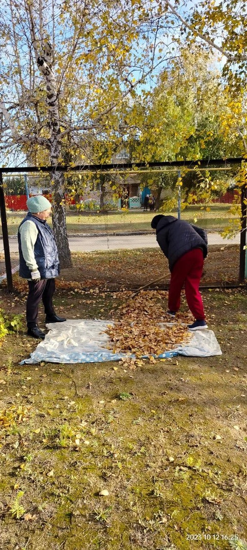 Сотрудники детского сада п.Колос провели субботник.