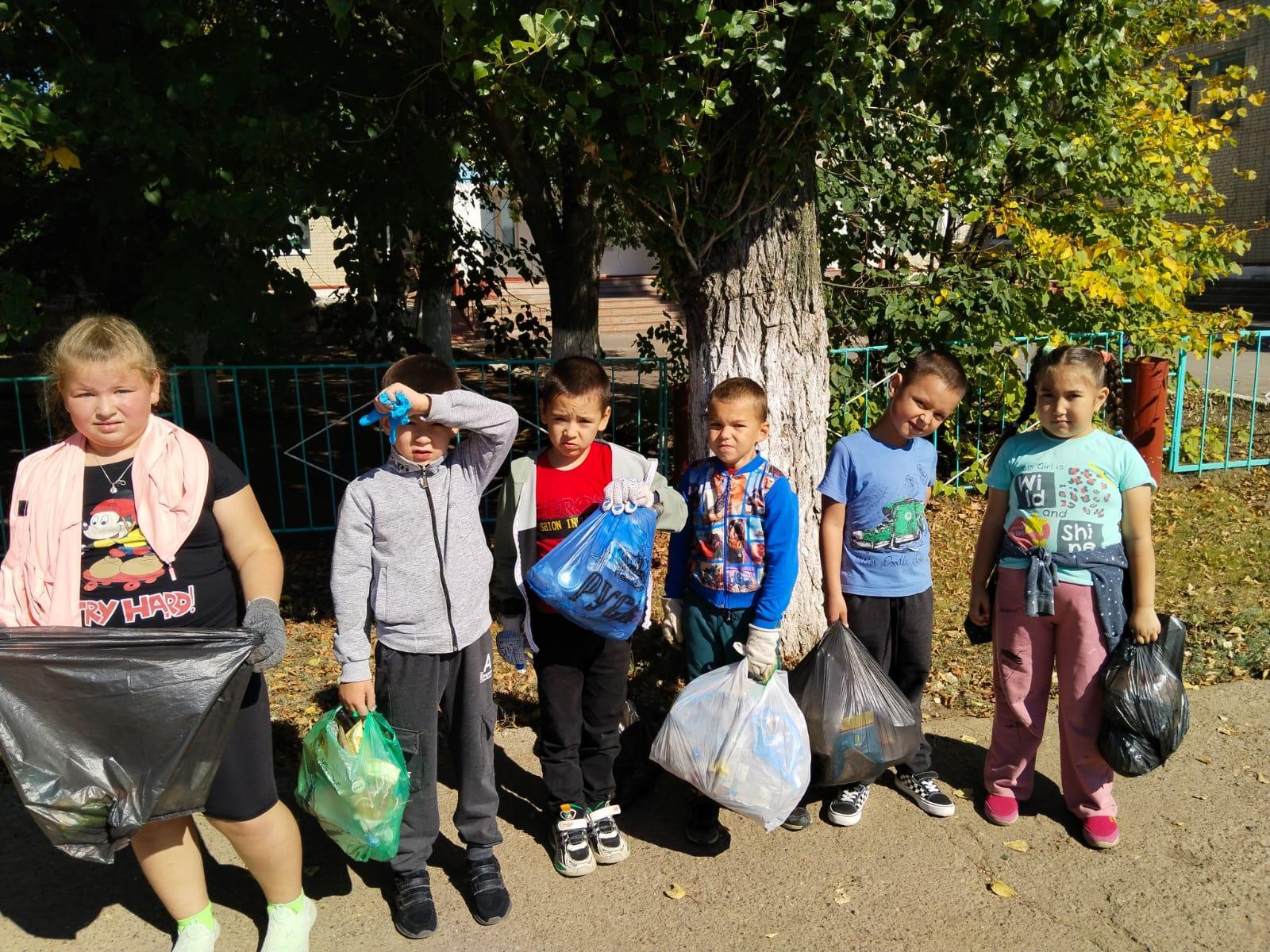 20 сентября первоклассники вышли на свой первый санитарный день по благоустройству территории школы. Ребята старательно собирали мусор на школьной спортивной площадке, клумбах и по периметру здания. Молодцы!.