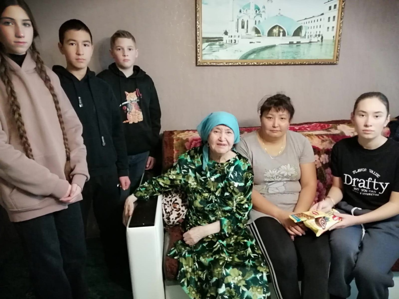Учащиеся 8 класса п.Колос поздравили с Днем матери Каукенову Альфию Максимовну..