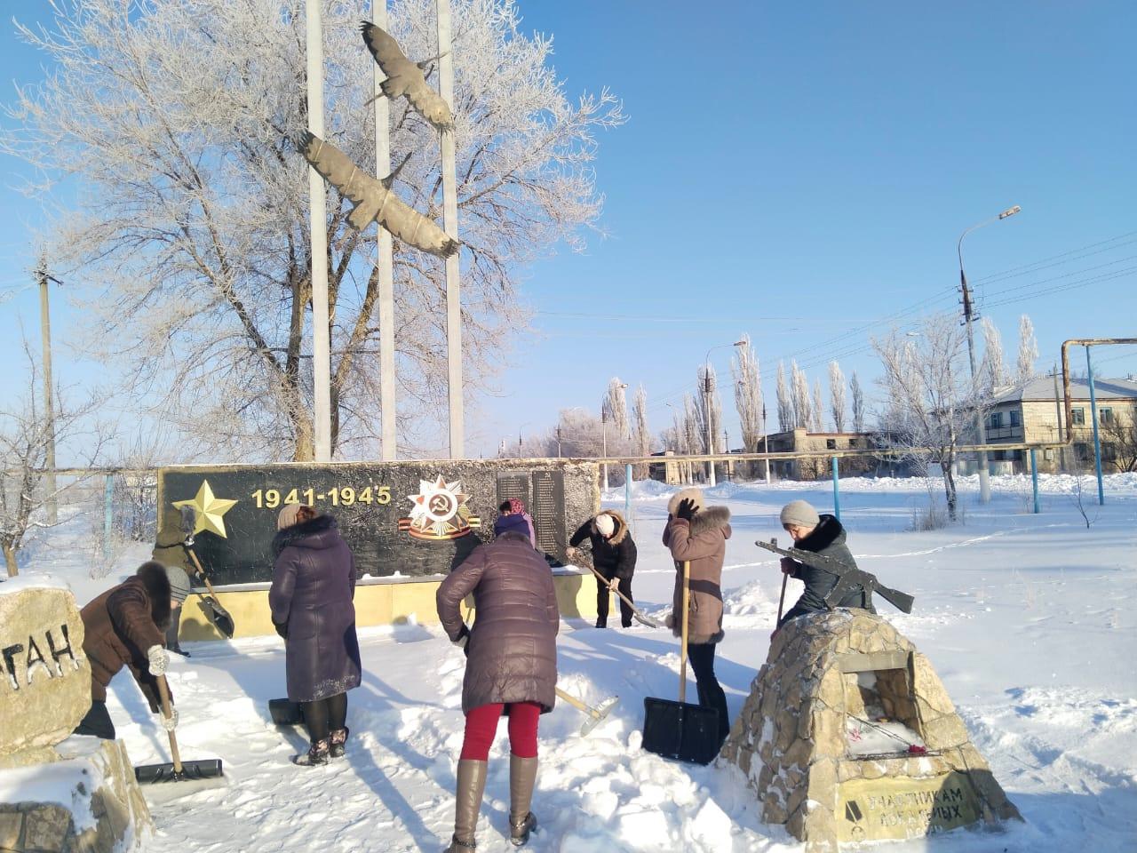 Сегодня 21 февраля сотрудники школы п.Колос почистили снег на территории памятника погибшим в годы Великой Отечественной войны и в локальных войнах.