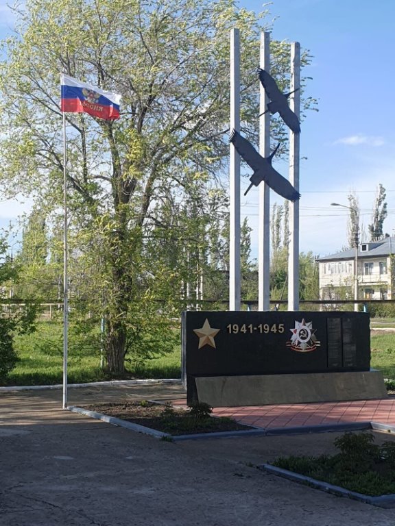 В честь празднования Дня Флага России в пос. Колос прошла акция «Ленточка – триколор»..