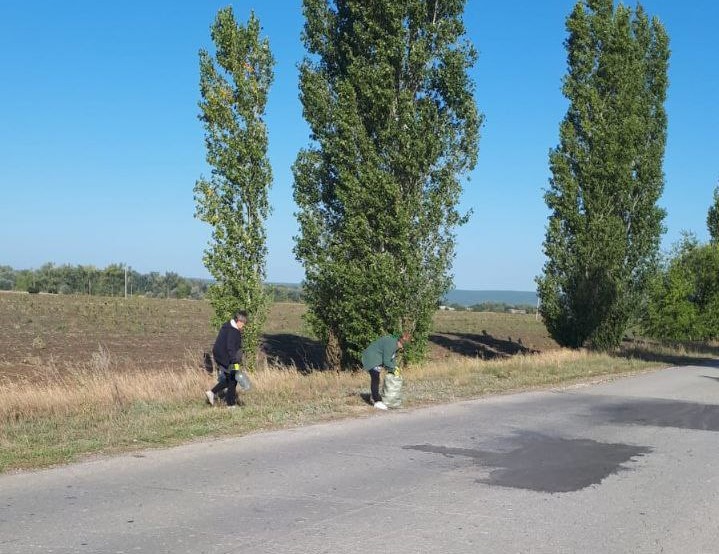 В преддверие месячника по благоустройству, санитарной очистке и озеленению на территории Марксовского муниципального района 6 сентября  в с. Георгиевка  Зоркинского МО ведущий специалист администрации Зоркинского МО Статут А.Н. и работники соцсферы провел.