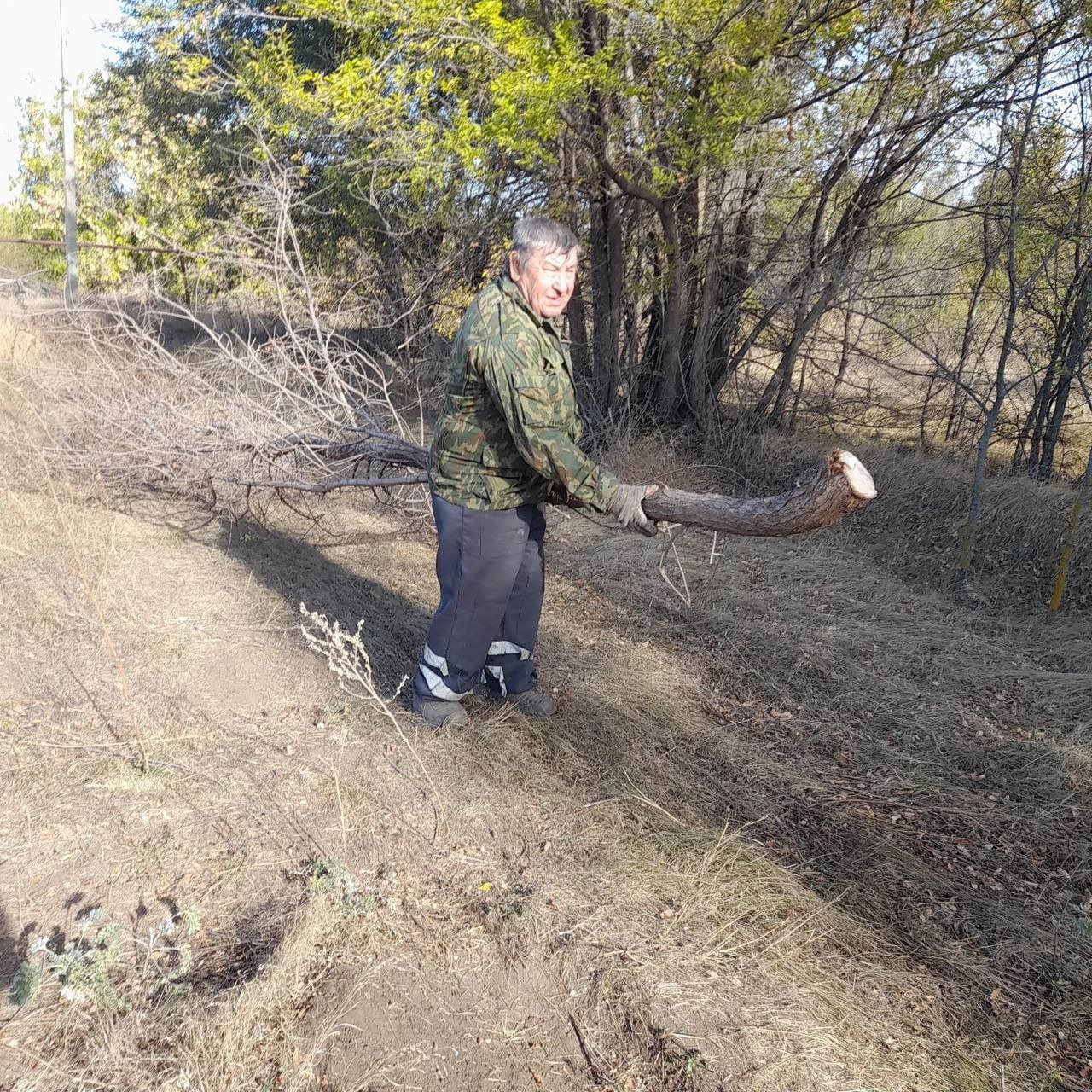 В рамках осеннего месячника по благоустройству  местные жители активно включились в работы по очистке и уходу за придомовыми территориями..