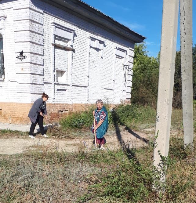 В рамках осеннего месячника по благоустройству в с. Георгиевка работники магазина «Центральный»  Светлана Григорьева и Дарья Егорова активно участвуют в благоустройстве окружающей территории  магазина..