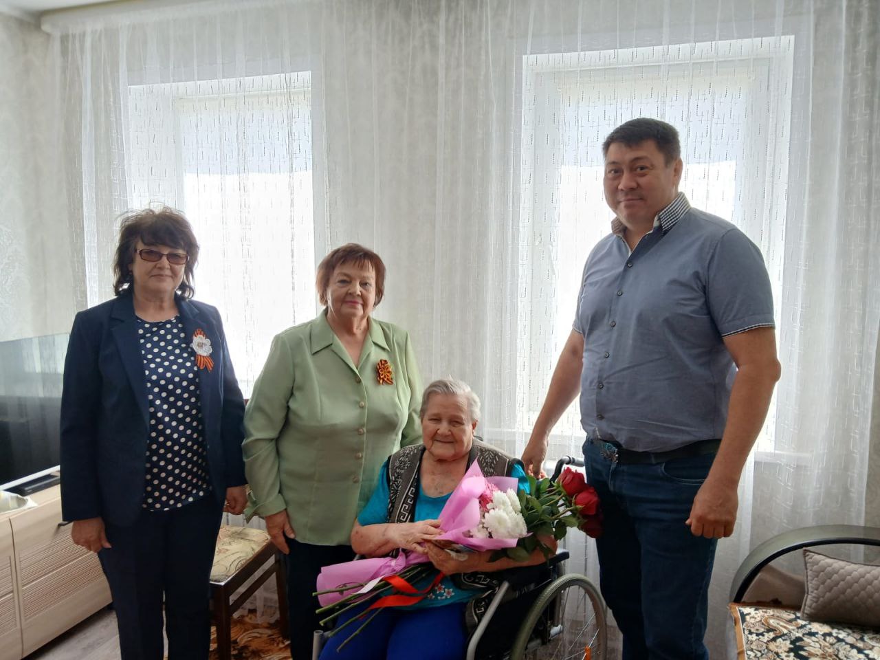 В преддверии 80-летия Победы в Великой Отечественной войне депутат Собрания Марксовского муниципального района Николай Байзульдинов и глава Зоркинского муниципального образования Елена Пономарёва   поздравили Наталью Семёновну Заяц -  вдову участника Вели.