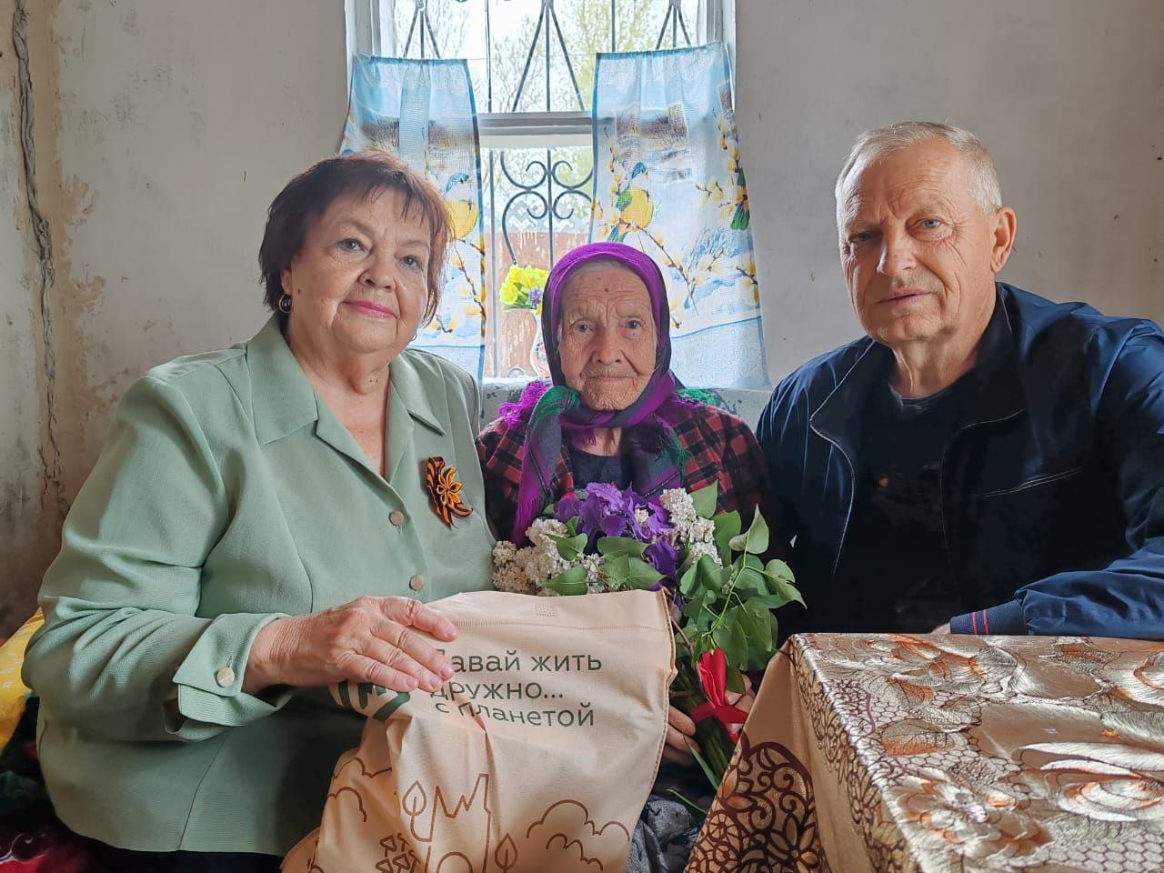 В преддверии 80-летия Победы в Великой Отечественной войне поздравили Ольгу Герасимовну Филиппову – труженицу тыла..