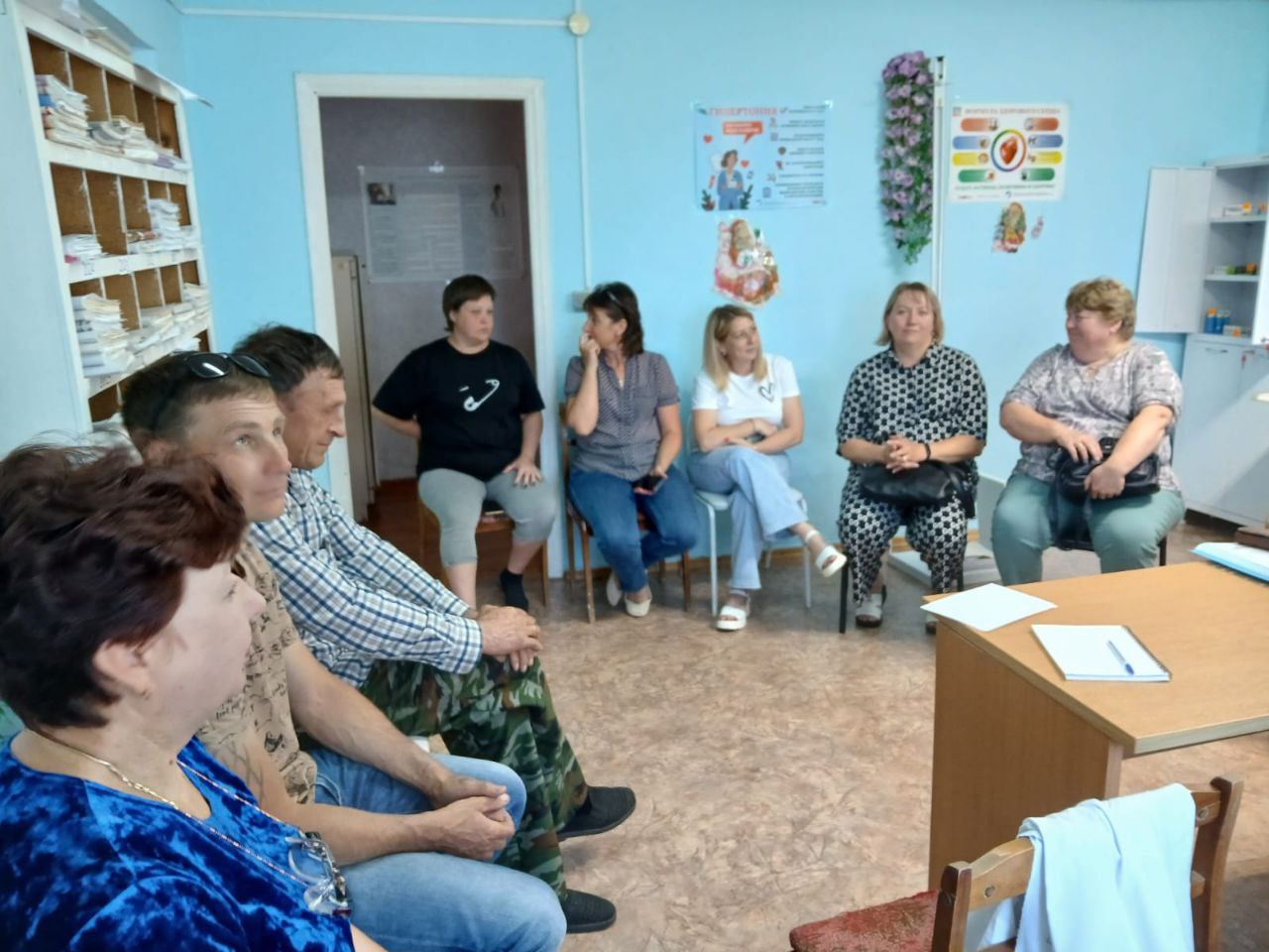 29 мая в с. Ястребовка в 10-00 ч состоялась встреча главы Зоркинского МО Елены Пономарёвой с инициативной группой жителей села..