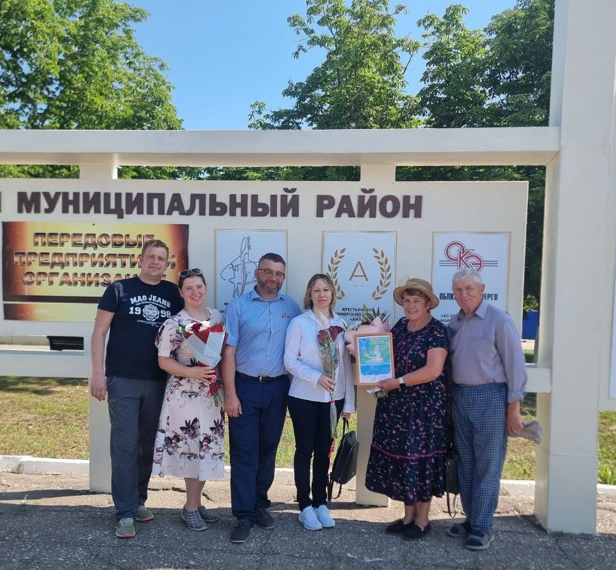 В дань памяти и уважения нашим Героям, отдавшим свою жизнь за защиту Родины, Нина Анатольевна и Владимир Васильевич Кузнецовы высадили цветы на Аллее Героев..