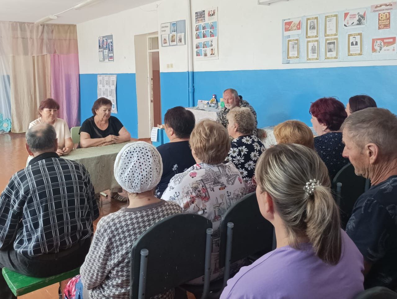 17 июня  в 10-00 ч в с. Семёновка в помещении Дома досуга состоялась встреча главы Зоркинского муниципального образования Елены Пономарёвой с жителями  по вопросам жизнедеятельности села..