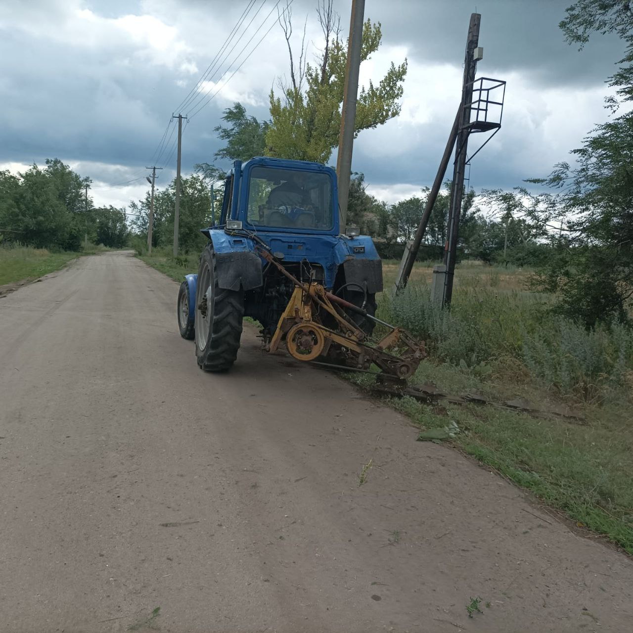 В с. Семёновка ежегодно в летний период жителем села Дмитрием Сырыциным на личной технике производится  обкос сорной растительности..