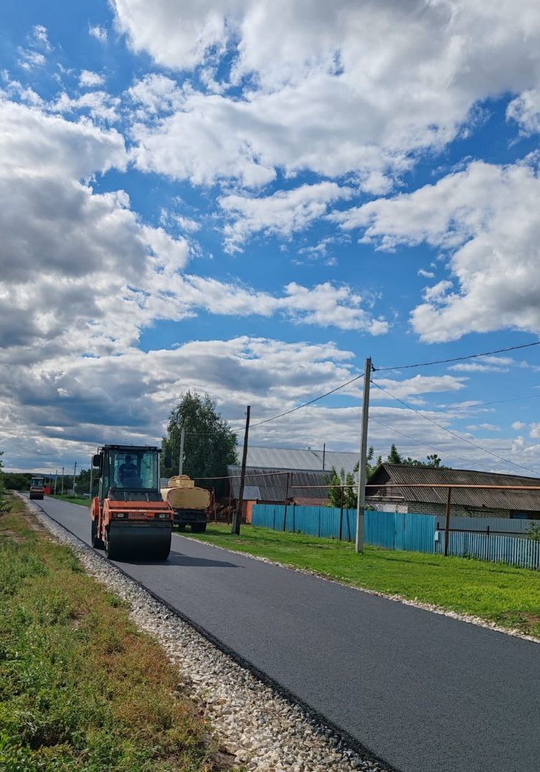 В с. Зоркино продолжается ремонт дорожного полотна сплошным покрытием по ул. Набережная..