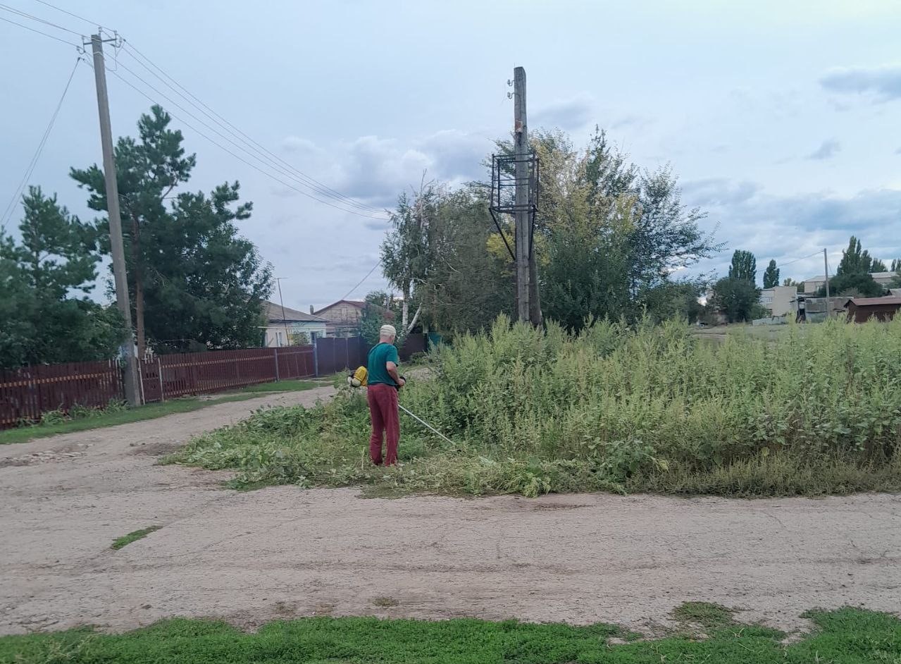 По инициативе заместителя главы администрации пос. Колос Зоркинского МО Ирины Жумашовой и жителей посёлка   проведена уборка  территории улицы Восточная..