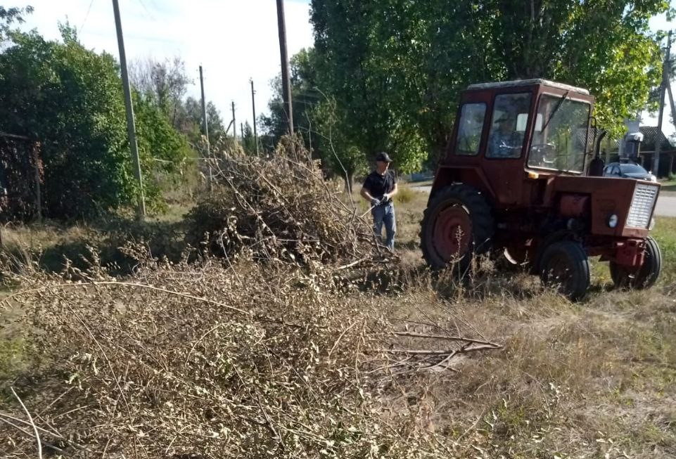 В с. Георгиевка по ул. Ленина ведущим специалистом Александром Статут организованы работы по уборке, погрузке и вывозу опиленных веток деревьев, поросли кустарников..