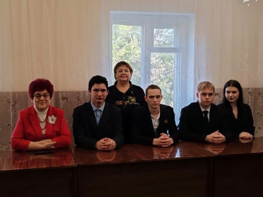  Обучающиеся волонтерского 10 класса школы с. Зоркино с большой радостью и гордостью поздравили главу Зоркинского МО, Елену Пономарёву, с присвоением ей звания "Заслуженный работник местного самоуправления РФ".