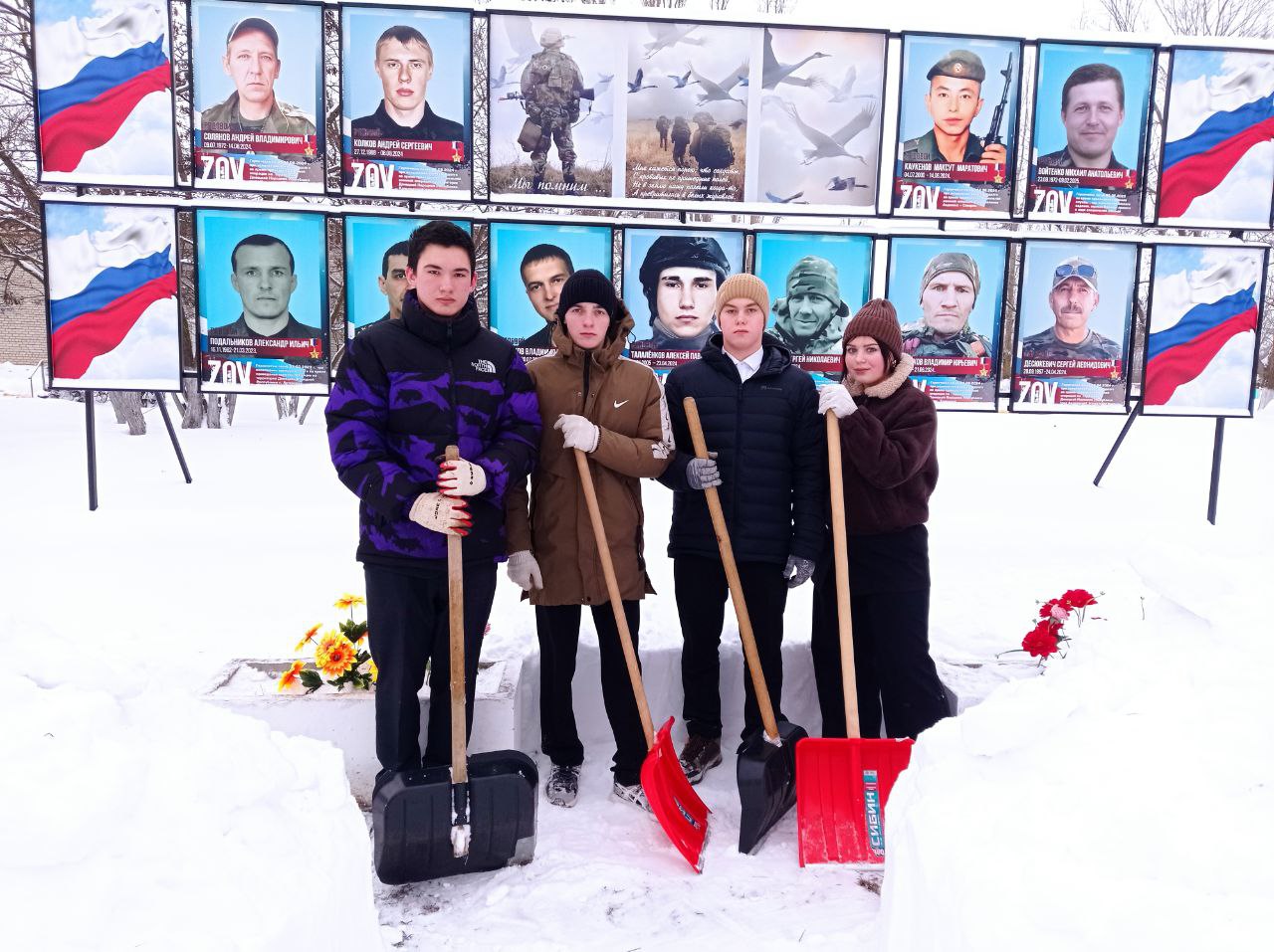 Школьная волонтёрская группа «Искра» (10 класс МОУ — СОШ с. Зоркино) привела в порядок Аллею воинов‑земляков, погибших в СВО.