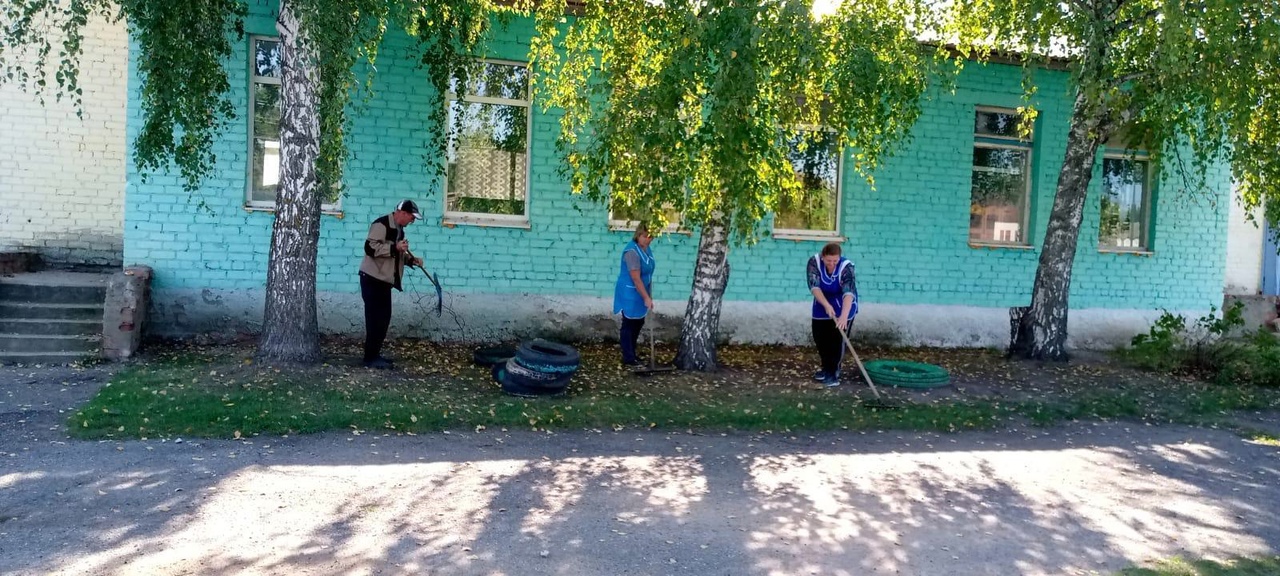 В рамках Всероссийского экологического субботника «Зелёная Россия» наши сотрудники провели «генеральную уборку» на территории детского сада с.Ястребовка.