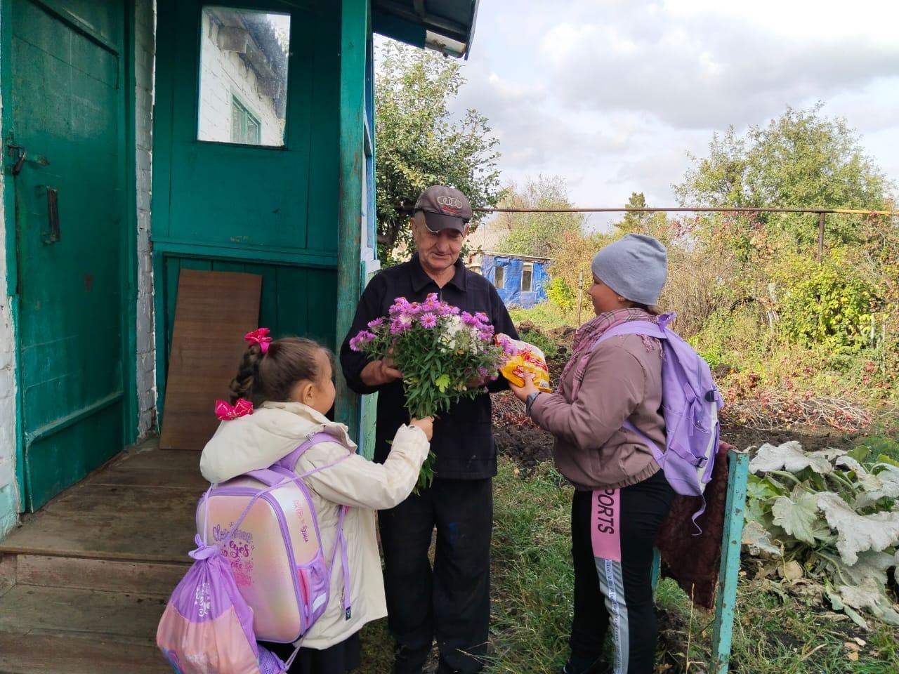 Учащиеся школы п.Колос поздравили с Днем учителя педагогов, находящихся на заслуженном отдыхе - Баннова Владимира Евгеньевича и Федотова Александра Васильевича. Желаем здоровья и долголетия.