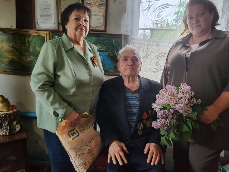 В преддверии 80-летия Победы в Великой Отечестенной войне поздравили Ивана Григорьевича Шатрова - труженика тыла.. В преддверии 80-летия Победы в Великой Отечестенной войне поздравили Ивана Григорьевича Шатрова - труженика тыла..