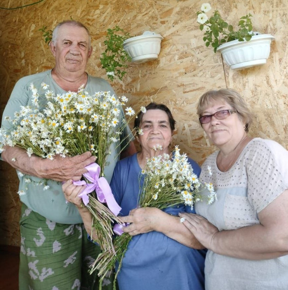 Сегодня в селе Семёновка в честь праздника – Дня Семьи, Любви и Верности ведущий специалист администрации Елена Гоголева и библиотекарь Ирина Юденюк с теплом и искренними словами поздравили семьи.. Сегодня в селе Семёновка в честь праздника – Дня Семьи, Любви и Верности ведущий специалист администрации Елена Гоголева и библиотекарь Ирина Юденюк с теплом и искренними словами поздравили семьи..