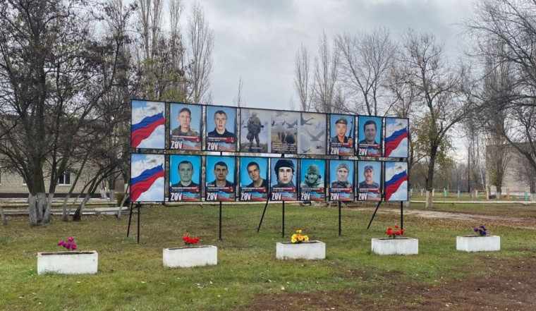 8 ноября, в субботний выходной день, волонтёры 10 класса школы с. Зоркино со своим классным руководителем Любовью Николаевной Шавенковой навели порядок на  территории, прилегающей к  Аллее Героев.