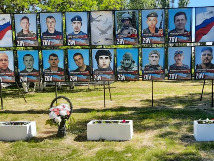 В с. Зоркино на аллее Памяти участников СВО, отдавших свою жизнь за защиту Родины, в клумбах высажены цветы.