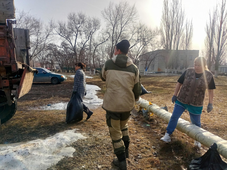 Уборка прилегающей территории детского сада с.Зоркино. Уборка прилегающей территории детского сада с.Зоркино.