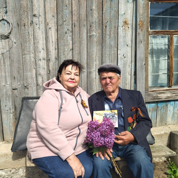 В преддверии Великого праздника Дня Победы глава Зоркинского МО Е.С. Пономарева, помощник депутата районного Собрания Н.С. Байзульдинова, В.А. Трифонова поздравили тружеников тыла сёл Зоркинского МО..